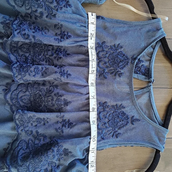 Francesca's Mi ami Sleeveless Cold Shoulder Frilly Lacy Indigo Top Medium - Picture 7 of 11